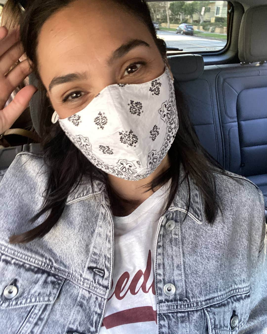 ガル・ガドットさんのインスタグラム写真 - (ガル・ガドットInstagram)「Keep safe. Stay hopeful 🙏🏼❤️」12月21日 0時21分 - gal_gadot