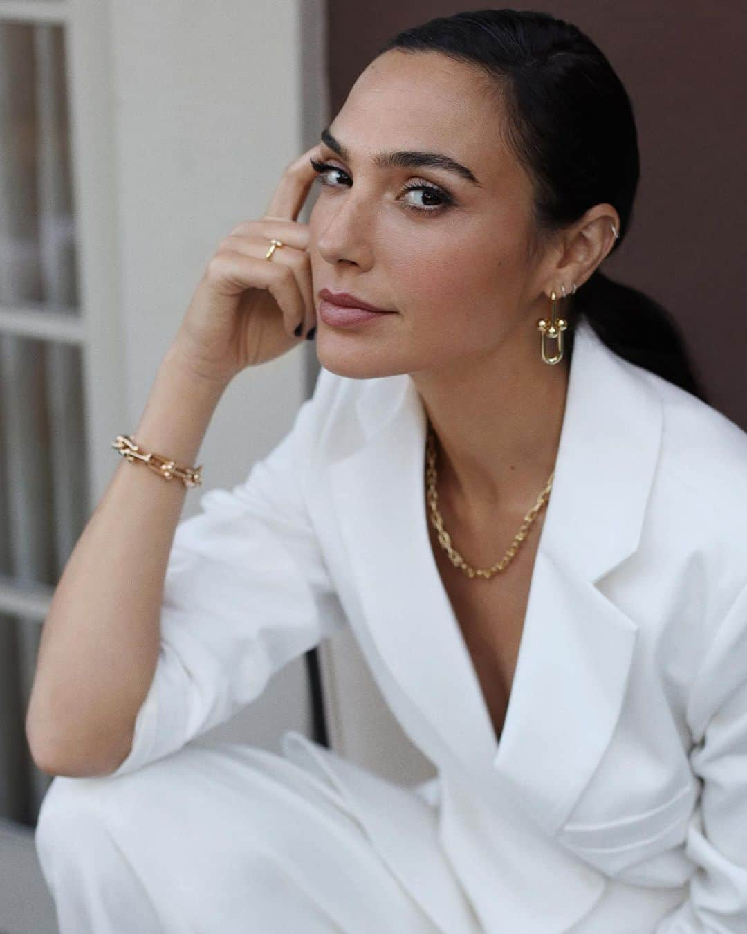 ティファニーさんのインスタグラム写真 - (ティファニーInstagram)「This holiday season, we asked our friends of the house to share their #TiffanyFavorites. First up: @gal_gadot. Tap to shop the actress’ look and discover her curated gift picks for everyone on your list (including you) via the link in bio. #TiffanyFavorites #TiffanyAndCo」12月21日 0時17分 - tiffanyandco