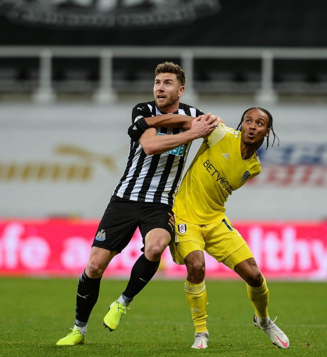 ポール・ダメットさんのインスタグラム写真 - (ポール・ダメットInstagram)「A long tough road to get back to this position but delighted to be back out on St James’ Park again last night @nufc 🖤」12月21日 0時17分 - pauldummett