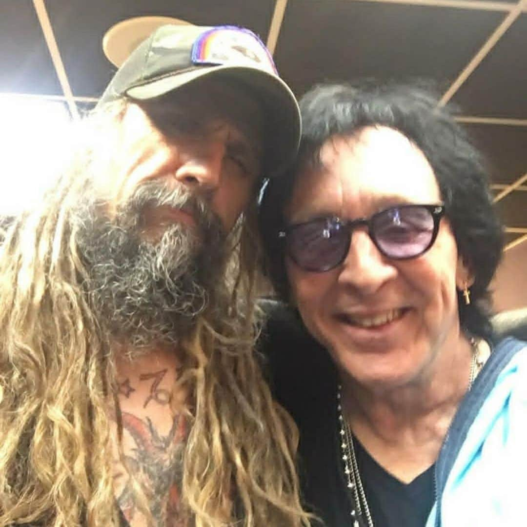 ロブ・ゾンビさんのインスタグラム写真 - (ロブ・ゾンビInstagram)「A big Happy 75th Birthday to the 🐈‍⬛ himself Mr. Peter Criss. An all around great guy. ⛄️🎁🎊✌️🎉#happybirthday #petercriss #kiss #robzombie」12月21日 0時18分 - robzombieofficial