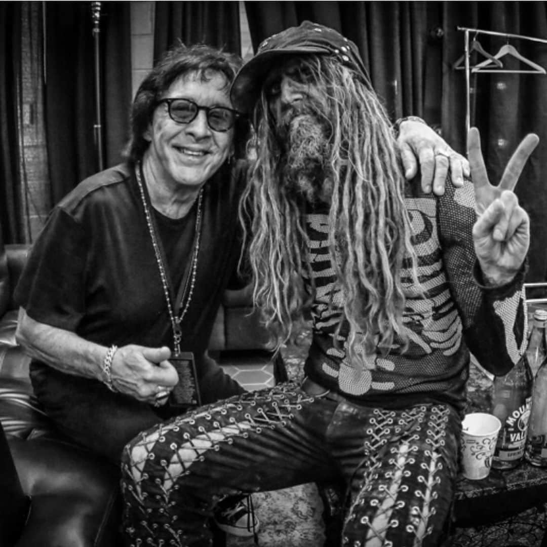 ロブ・ゾンビのインスタグラム：「A big Happy 75th Birthday to the 🐈‍⬛ himself Mr. Peter Criss. An all around great guy. ⛄️🎁🎊✌️🎉#happybirthday #petercriss #kiss #robzombie」