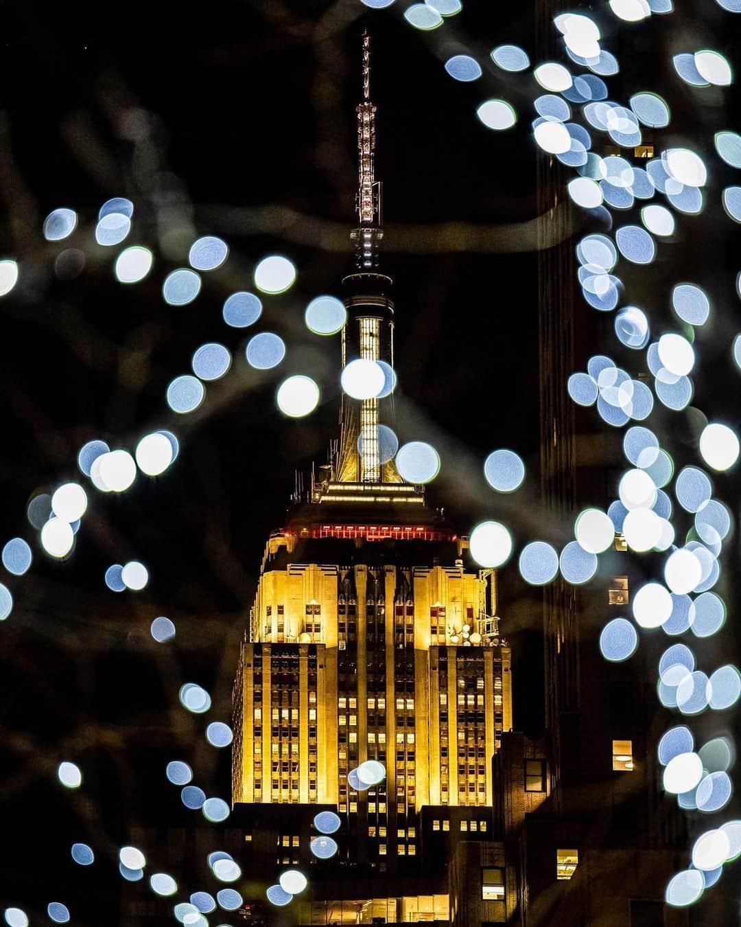 Empire State Buildingさんのインスタグラム写真 - (Empire State BuildingInstagram)「Five days to go… have your kids found where you hid the presents yet? 👀 ⠀⠀⠀⠀⠀⠀⠀⠀⠀  Get them out of the house with a trip to the top & SWIPE for a great family gram idea! #EmpireStateBuilding ⠀⠀⠀⠀⠀⠀⠀⠀⠀  📷: @aleksphoto73, @shauniebegley」12月21日 0時28分 - empirestatebldg