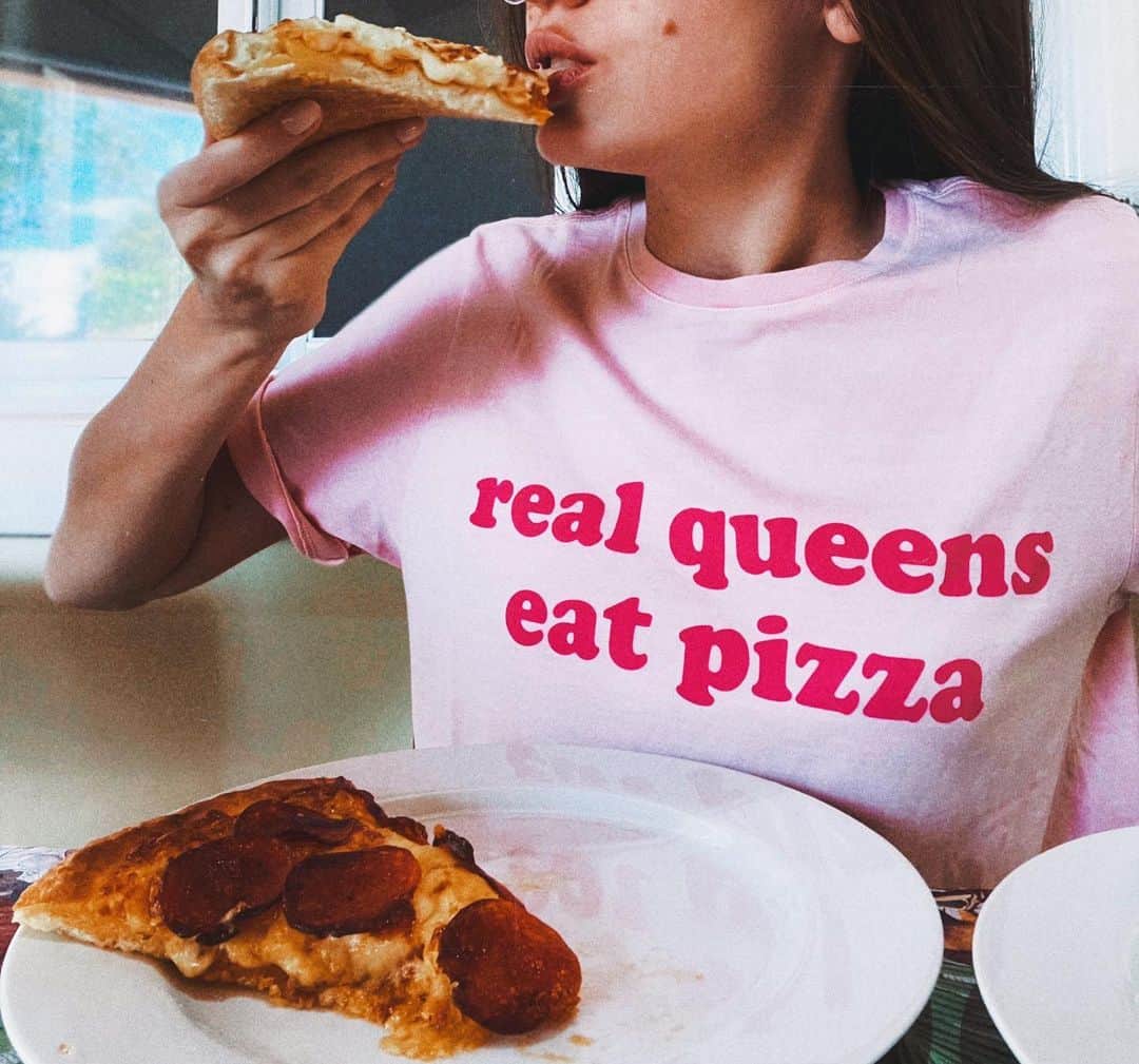 Camila Queirozのインスタグラム：「👑 🍕👌🏼🤤」
