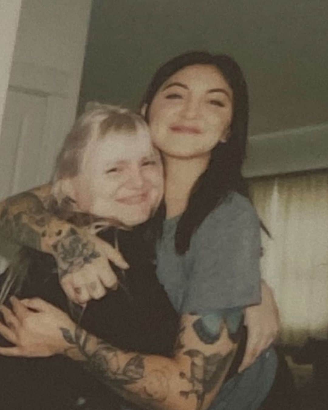 Julia Michaelsのインスタグラム：「@artistcalledlo hi. It’s your birthday. Which means normally today we would be way too tipsy in a narrow place, shaking our smol asses on some makeshift dance floor and screaming the lyrics to “I write sins not tragedies” on our drunken way home, but not before we stop for milk shakes. 😋 I love you so very much you strong, brilliant, confident, capable, passionate sister of mine! Can’t wait to celebrate with you and recreate 2016s halloween night lol I’ll bring the graham crackers 😋」