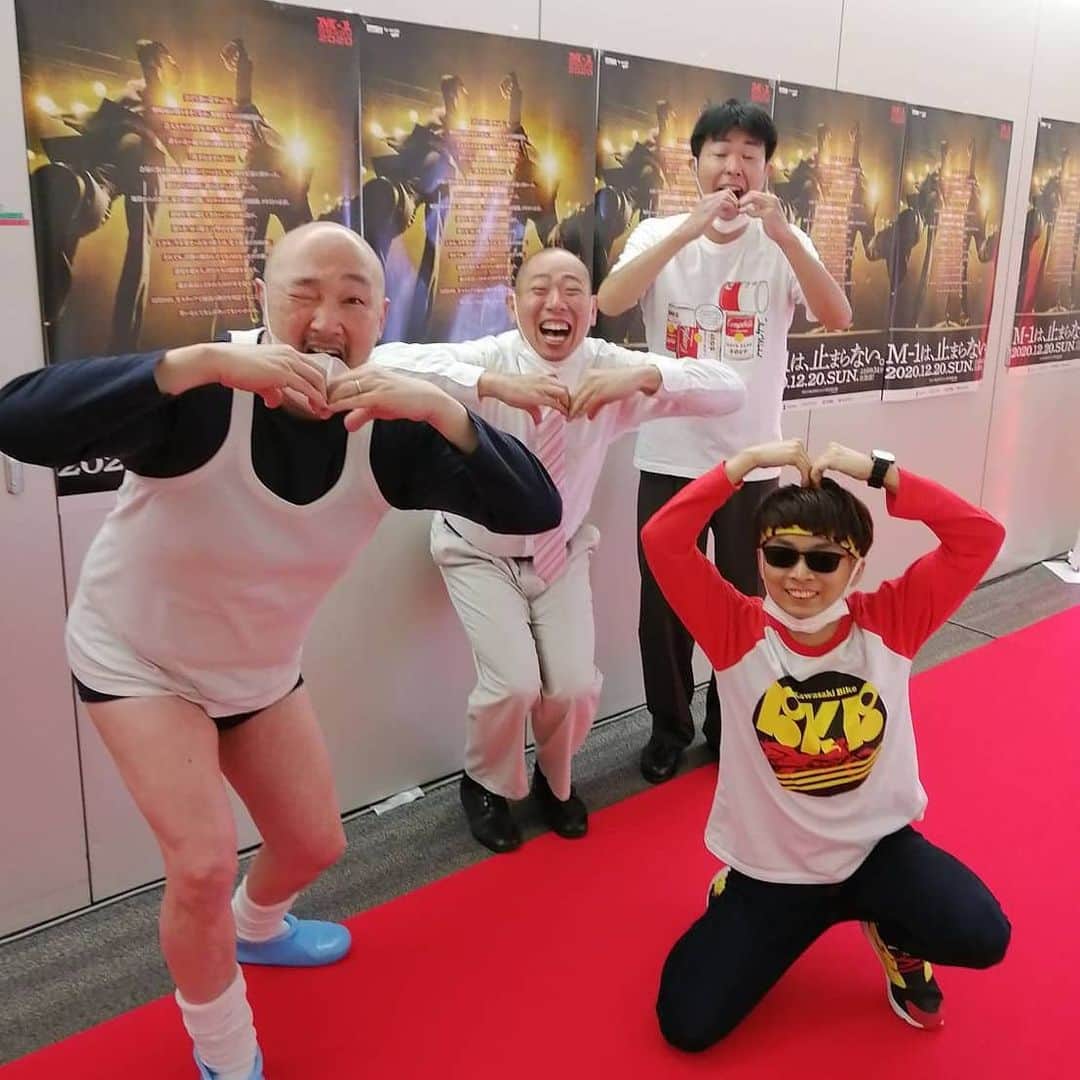 のインスタグラム：「『もう一つのM-1グランプリ』今年もこの3組でM-1グランプリ2020決勝の前説をさせてもらいましたo(^o^)o　写真を撮る時にM-1の「M」を手でやろうとそれぞれやって見たものの、全員ヘタ過ぎて、誰も「M」っぽくできてなかった💧  #m1グランプリ2020 #前説 #spパフォーマー#テレビ朝日 #くまだまさし さん#レギュラー#バイク川崎バイク #あるある探険隊 #もう一つのm1グランプリ」