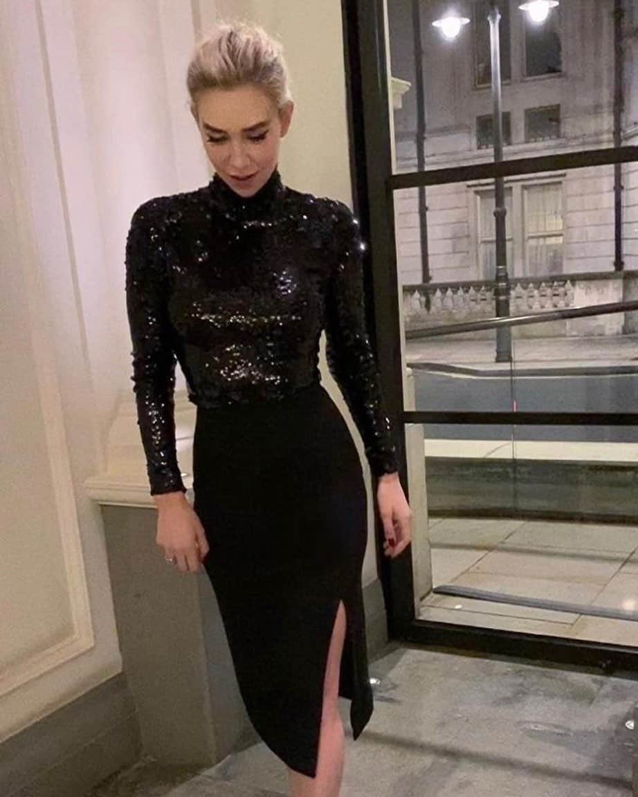 Valentinoさんのインスタグラム写真 - (ValentinoInstagram)「@vanessa__kirby appeared on @thegrahamnortonshowofficial in a sequined Valentino look, styled by @hollyevawhite, with hair by @halleybrisker and makeup by @missjobaker.   #ValentinoDiVas」12月21日 0時33分 - maisonvalentino