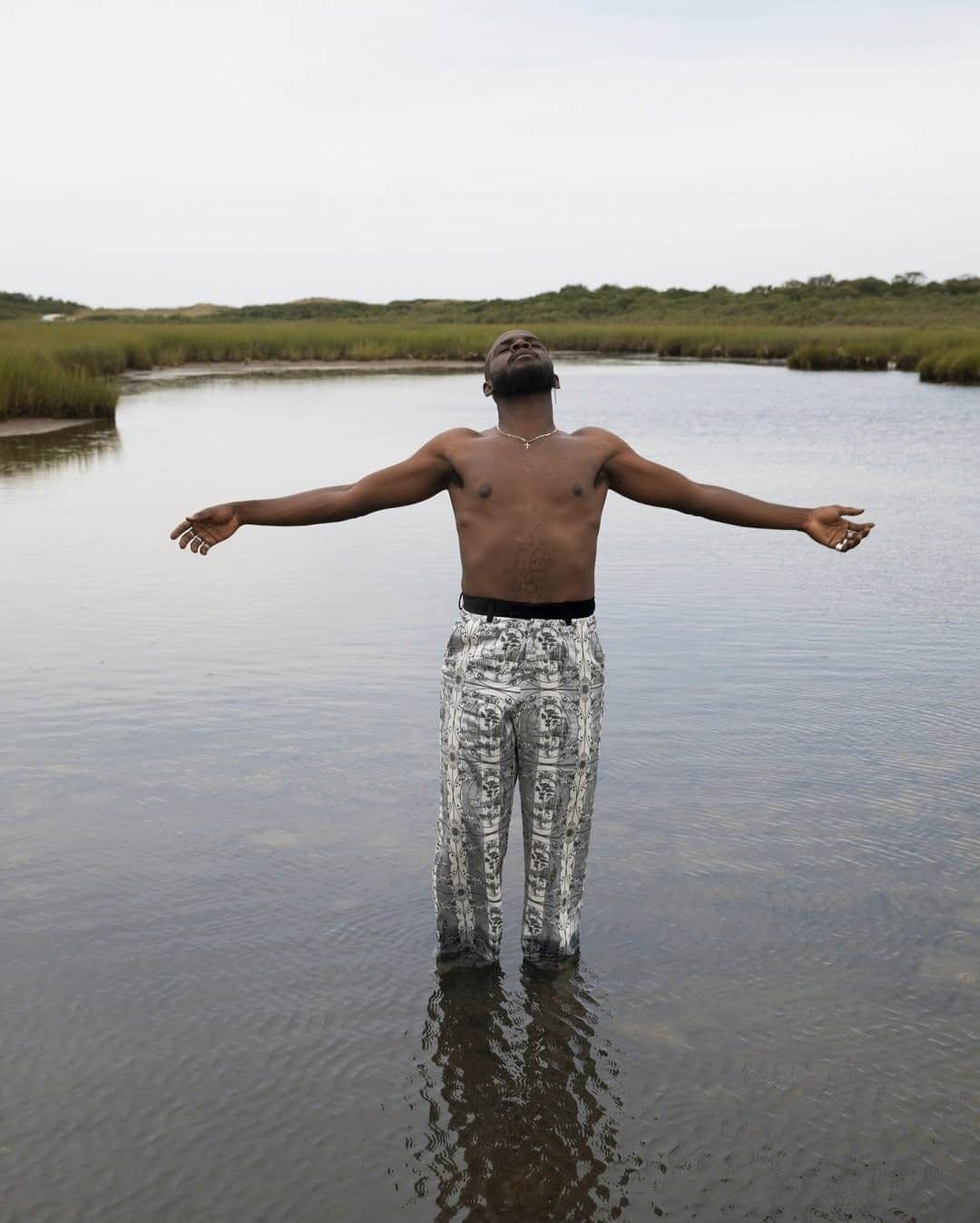 のインスタグラム：「Photo by @celestesloman / This is a portrait of Leroy, photographed near the Great Salt Pond on Block Island. The island is a very special place for me and never ceases to inspire. Leroy is a seasonal worker who spends summers on the island. Located off the coast of Rhode Island, Block Island has a small population that increases drastically in the summer months with an influx of tourists and seasonal workers. With no hospital on the island and an aging year-round population, islanders have been vigilant about preventing an outbreak of COVID-19.」