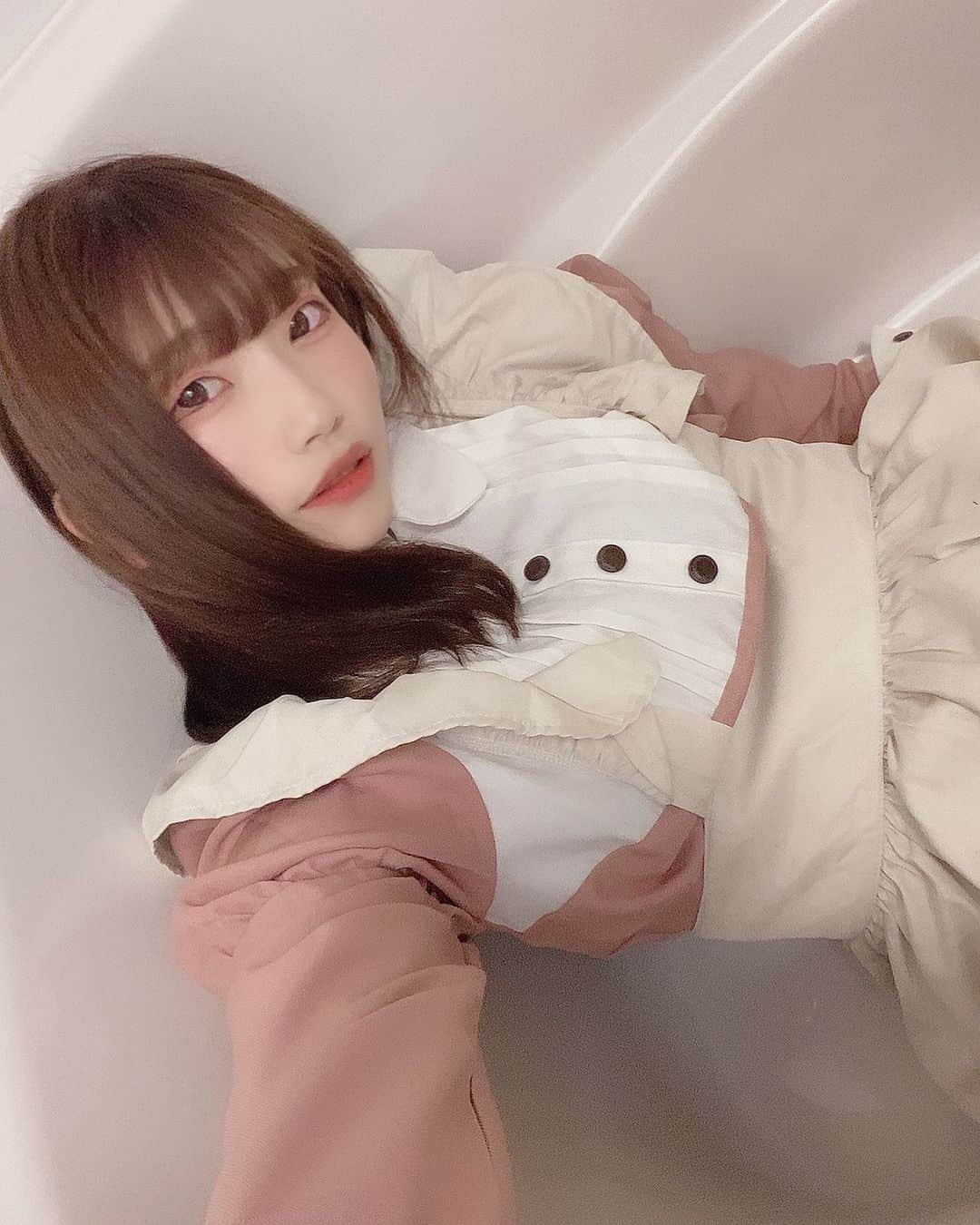 石原美沙紀のインスタグラム：「お風呂場でさぼるメイドさん。 お帰りなさいませご主人様💞🛁 #メイド　#クリスマス　#コスプレ　#アイドル　#モデル　#女優　#lifestyle #likeforlikes #followｍe #love #お風呂掃除 #お風呂　#映え　#映えスポット　#photography #グラビア」
