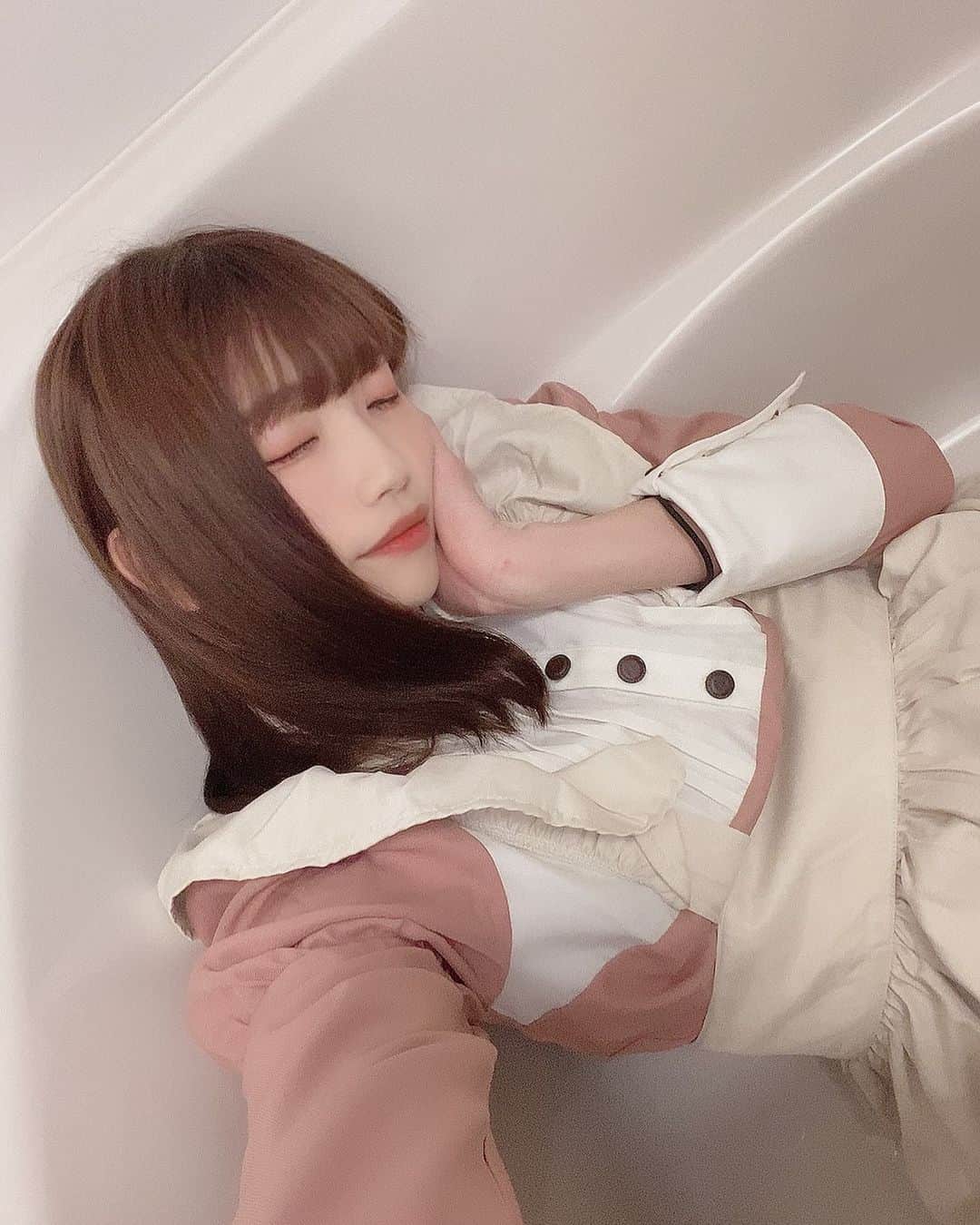 のインスタグラム：「お風呂場でさぼるメイドさん。 お帰りなさいませご主人様💞🛁 #メイド　#クリスマス　#コスプレ　#アイドル　#モデル　#女優　#lifestyle #likeforlikes #followｍe #love #お風呂掃除 #お風呂　#映え　#映えスポット　#photography #グラビア」