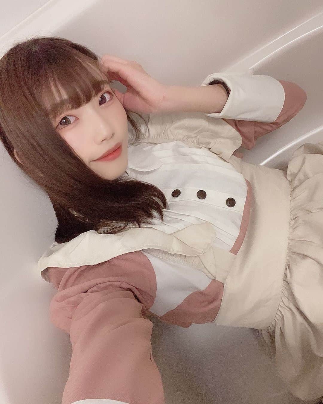 のインスタグラム：「お風呂場でさぼるメイドさん。 お帰りなさいませご主人様💞🛁 #メイド　#クリスマス　#コスプレ　#アイドル　#モデル　#女優　#lifestyle #likeforlikes #followｍe #love #お風呂掃除 #お風呂　#映え　#映えスポット　#photography #グラビア」