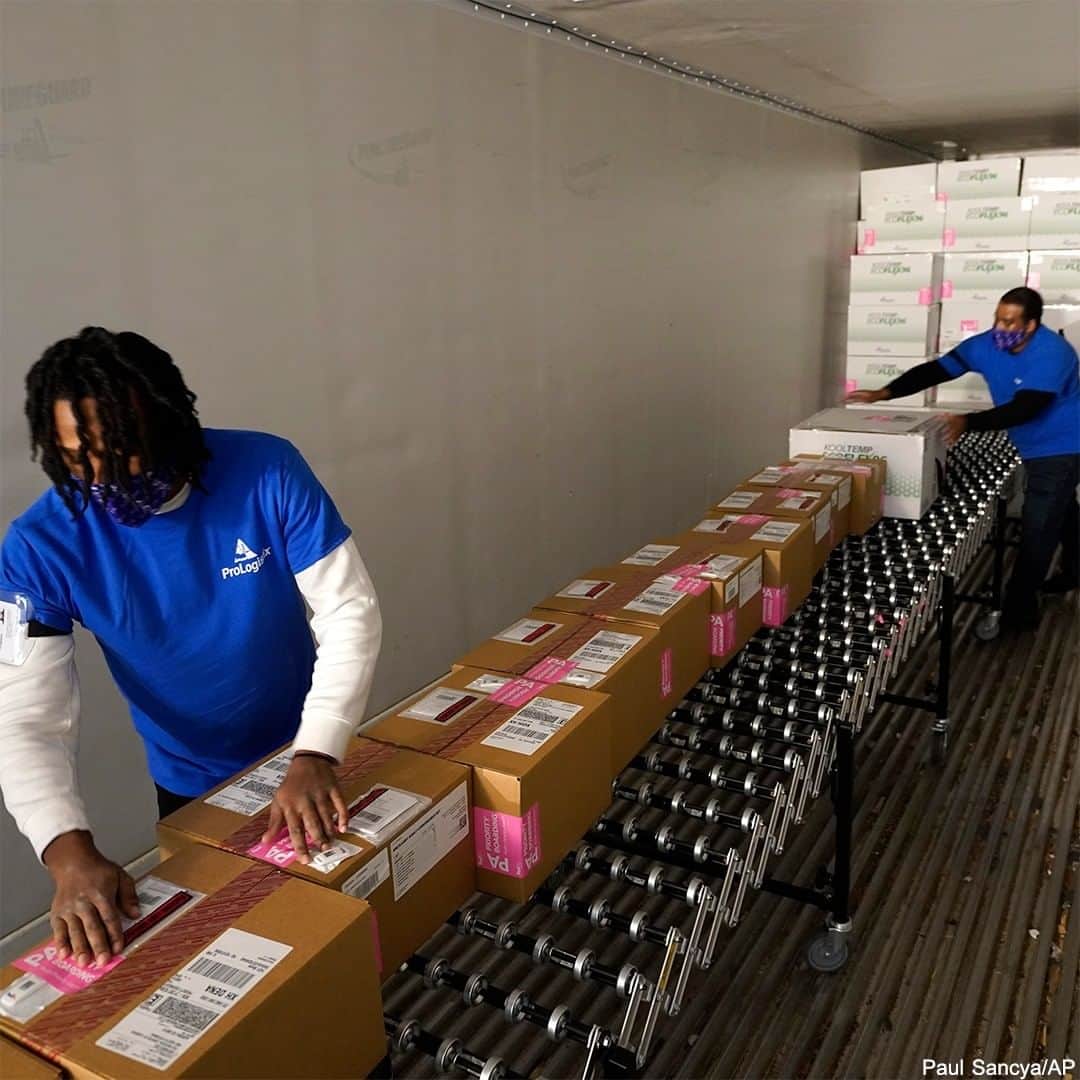 ABC Newsさんのインスタグラム写真 - (ABC NewsInstagram)「Boxes containing the Moderna COVID-19 vaccine are prepared and loaded on to trucks at the McKesson distribution center in Olive Branch, Mississippi. #moderna #vaccine #covid19 #coronavirus #pandemic」12月21日 0時41分 - abcnews