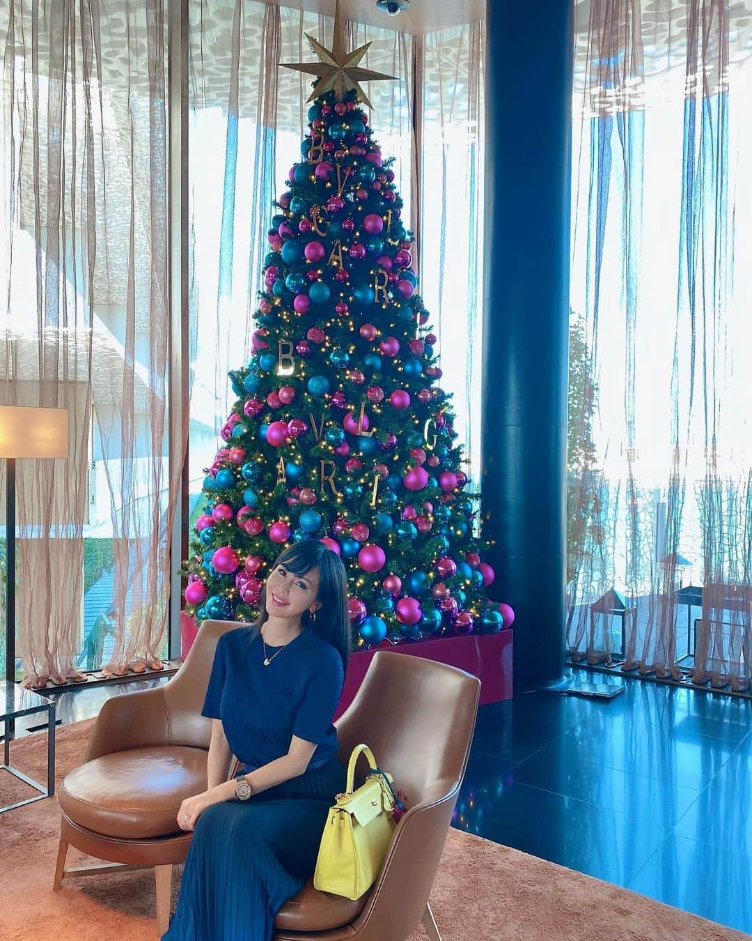 Rieのインスタグラム：「本日はブルガリホテルへ💎  ドバイのホテルや色んなとこが  クリスマス仕様になってて  可愛くなってます🎄  そして今日はロビーがめちゃくちゃ混んでた！  コロナ対策はしつつも  もはやコロナは軽めの風邪扱いな  雰囲気さえするドバイの日常です  あまり、人を写して投稿出来ないので載せませんが  色んな場所が人で溢れております〜  #bvlgari  #bvlgaridubai  #bvlgarihotel  #ブルガリ #ドバイホテル #ラグジュアリーホテル #luxuryhotel #dubailuxury  #ドバイ #ドバイ旅行 #ドバイ観光 #ドバイインスタ映え  #ドバイ生活  #ドバイグラム  #ドバイ在住 #海外暮らし #海外旅行 #海外旅行好きな人と繋がりたい  #タビジョ #ビジットドバイ  #middleeast  #dubai #dubaitrip #dubaigram  #dubailife #dubaiinstagram  #mydubai #visitdubai」