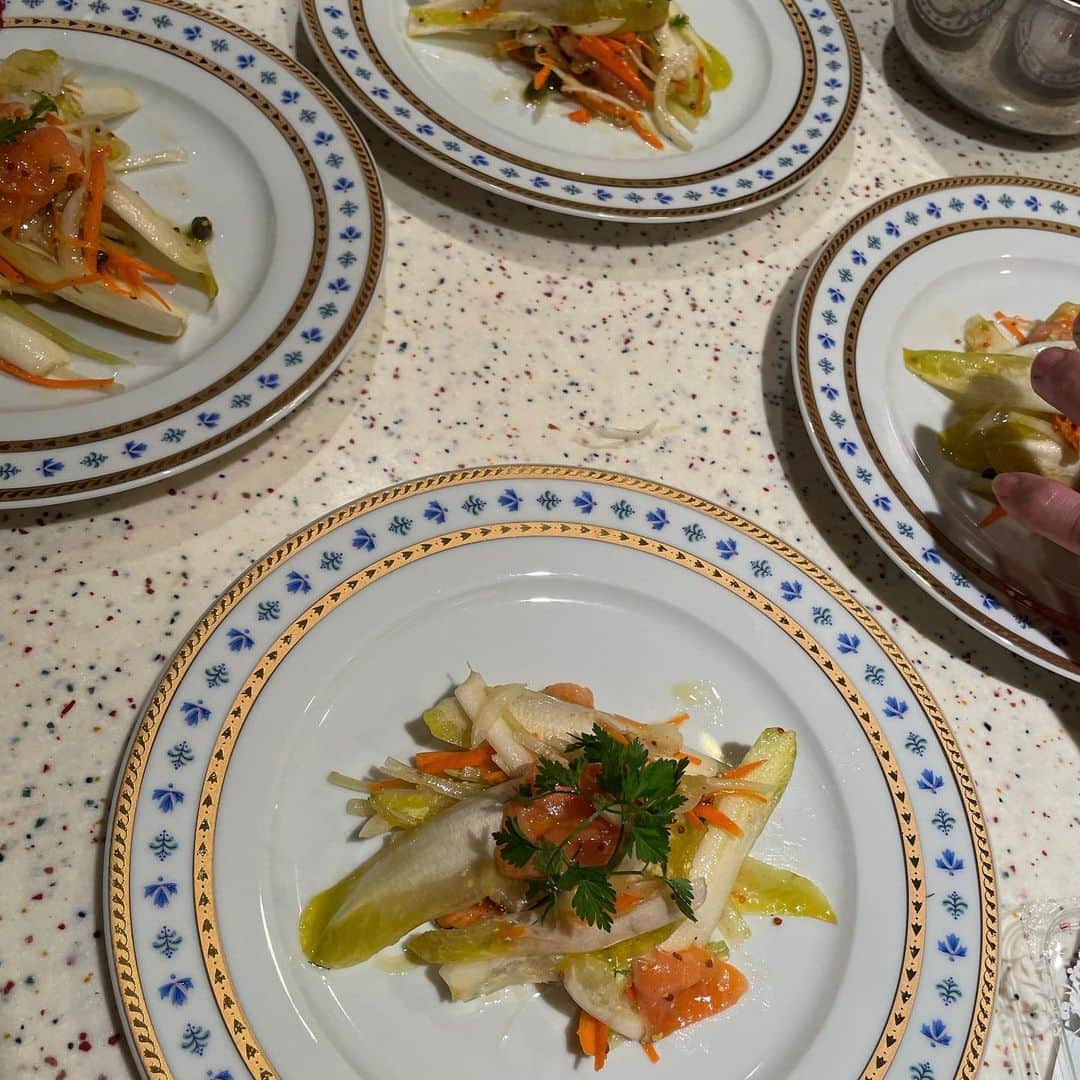 大塚良子のインスタグラム：「約5年振りに @atelier_foyer 陽子先生のお料理教室へ。NY移住前に数回お邪魔してずっと行きたかった先生のクラス、子連れ大歓迎と言ってくれるし食事中も娘と遊んでくれたり、変わらず温かい雰囲気落ち着きました✨ 今日習った ・ミートローフ ・アボカドスープ ・タプナード ・サーモンサラダ ・アップルケーキ どれも美味しかったのでNYへ帰ったらまた作ってみよう♫ . . #cookingclass #cooking #tokyo  #meatloaf #applecake #avocadosoup  #お料理教室　#東京　#一時帰国」