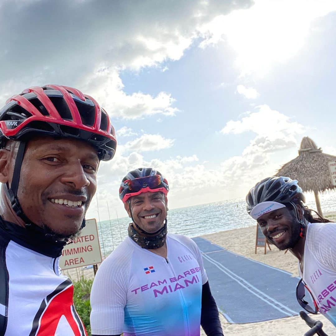 レイ・アレンのインスタグラム：「Went out for a solo ride this morning and caught a few miles with @team_barber_miami #keybiscayne #billbaggs #virginiakey @pinarello_us #landsend」