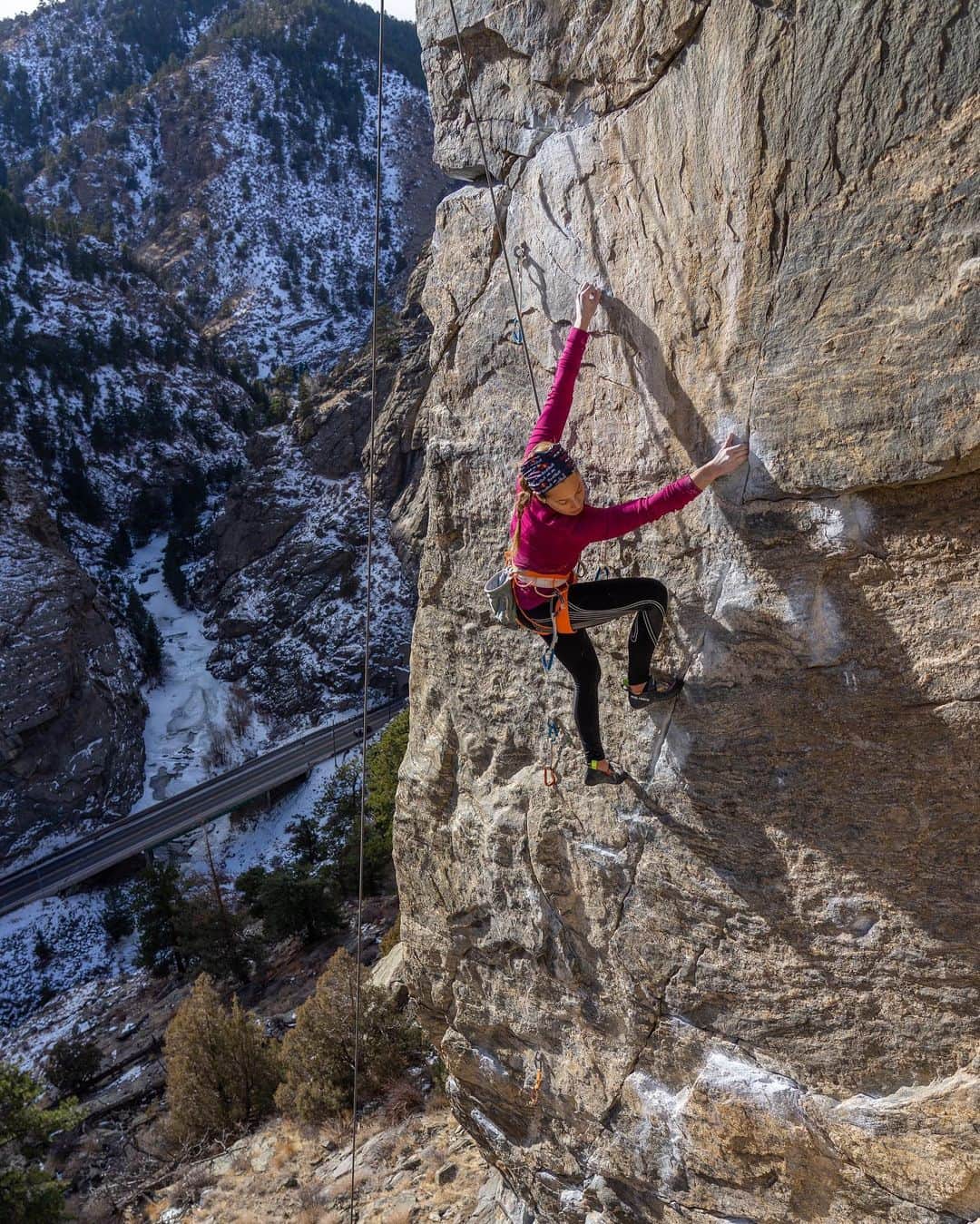 サッシャ・ディギーリアンのインスタグラム：「12 weeks post surgery and 7 months off climbing, at least I could manage a top rope flash of this 4 ⭐️ 5.12b called “Peer Review” thanks to my encouraging crew 💞  it’s a humble brag because it’s been a humbling experience. @laura__capps @kevin__capps ( 📸) @erikosterholm @pablo_durana @angelajpayne @clearcreekcanyonclimbing」