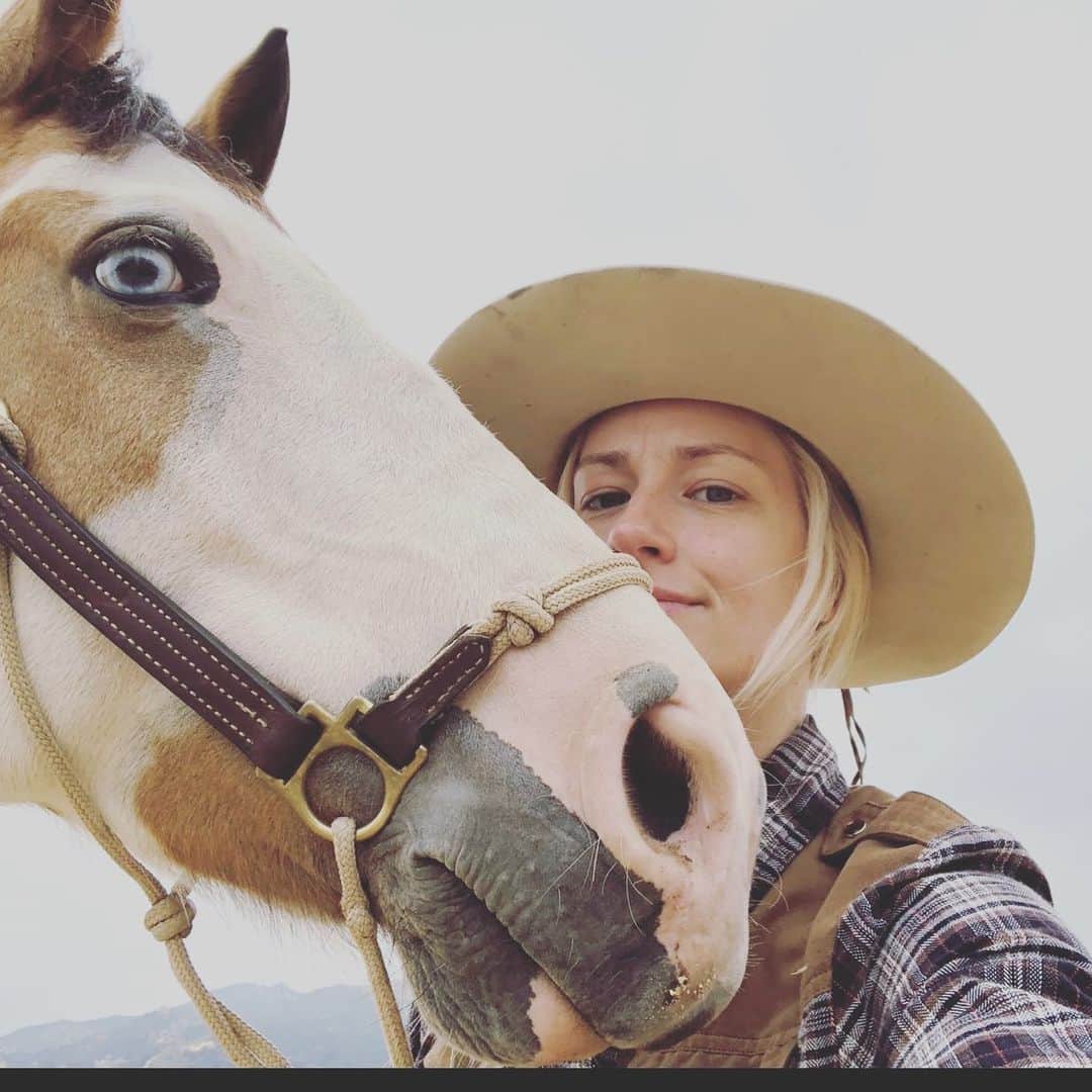 ベス・ベアーズのインスタグラム：「Cowgirls foreva.」