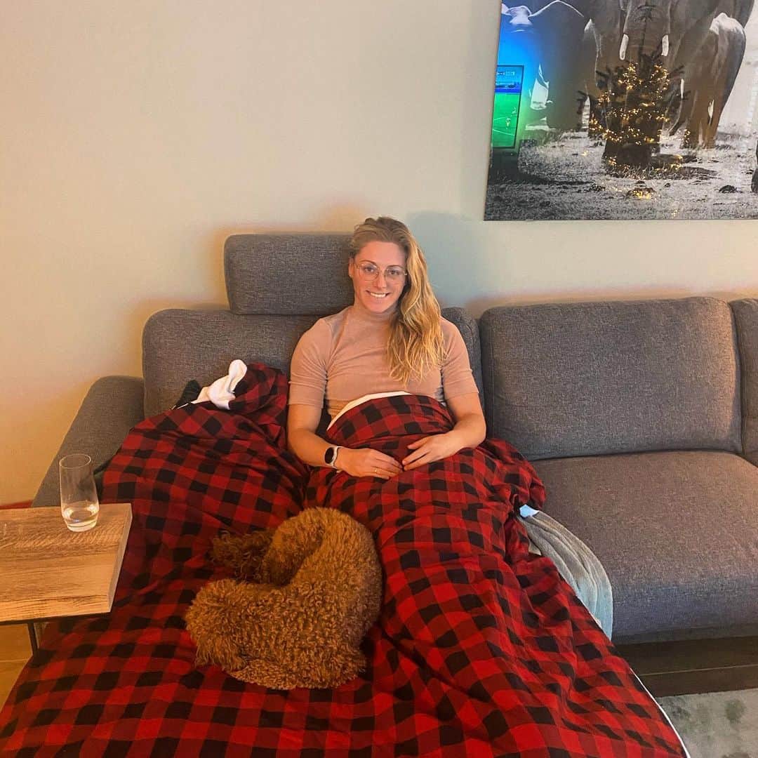 キーラ・トゥサントのインスタグラム：「GIVEAWAY! Heerlijke zondag op de bank met de nieuwe kerst editie van @gravityblanketsnl ! Vertel mij met een reactie waarom jij er eentje nodig hebt en volg @gravityblanketsnl! Ik mag er 3 weggeven 😁 #GravityBlanket #giveaway #gravitydeken #verzwaringsdeken」