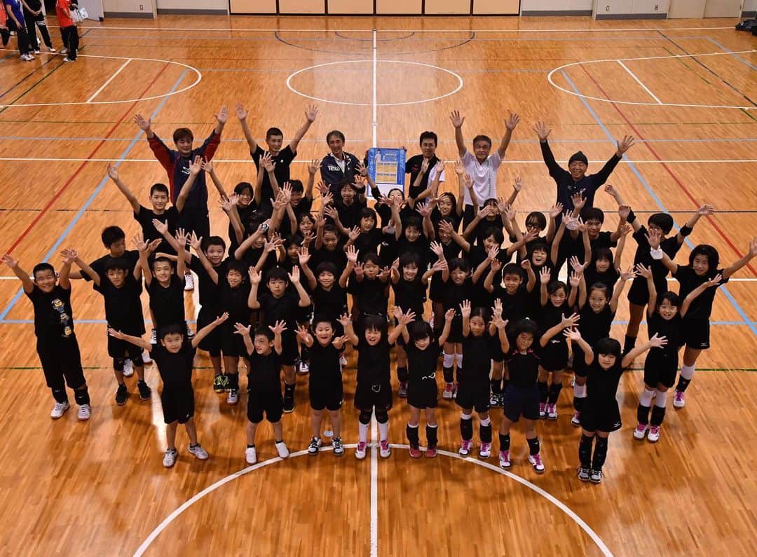 石川祐希のインスタグラム：「＜スタッフより＞ 今日は、大阪府の小学生クラブ「東百舌鳥子供バレーボール部」をご紹介します。「明るく 元気に さわやかに」をスローガンに掲げ、男女合わせて50名を超える選手が所属する東百舌鳥子供バレーボール部は、今年でなんと37年目を迎えるそうです！！👏感染予防を徹底して再開した練習では、「健康管理カード」をつくって、選手一人ひとりの体調をチェックしたり、これまではチームで共有していたタオルや水筒を入れるカゴも個人所有に変え、できる限り感染のリスクを少なくする工夫を重ねているそうです。 大変なこともたくさんあると思いますが、これからも長い歴史と伝統を絶やすことなく、チームメイトの良いところを学び合いながら、バレーボールを楽しんでください！💪😊  【感染予防ガイドブックはこちら】 www.goodonyou.tokyo/imadekirukoto/  #imadekirukoto  #神戸大学医学部附属病院  #デサント  #descente」