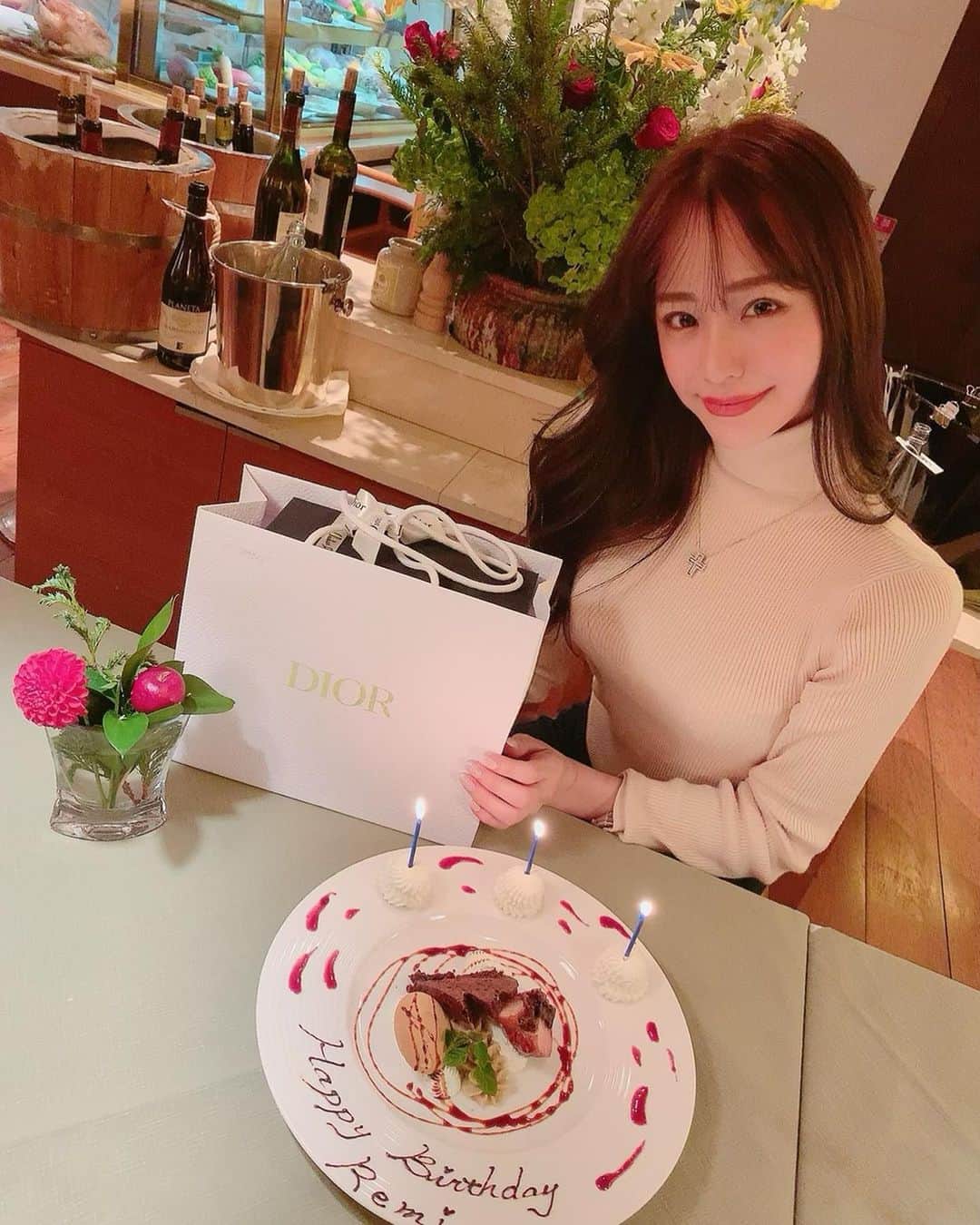 れみれみさんのインスタグラム写真 - (れみれみInstagram)「可愛すぎる妹ちゃんが可愛すぎるDiorコスメプレゼントしてくれたぁ💋💄来年もいっぱい遊んだり旅行行こうね〜っ😘💞 ・ tops👚@emiriawiz_official ・ #歌舞伎町 #アジアンクラブ #キャバ #EmiriaWiz #エミリアウィズ #コスメ #dior #可愛い #綺麗 #きよみん #れみ #れみれみ」12月21日 0時57分 - remiremi122