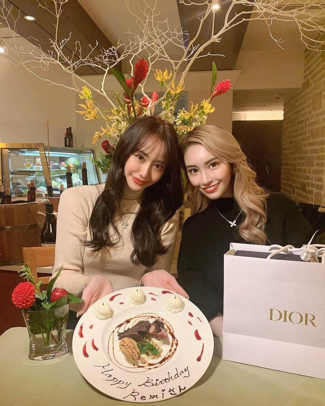 れみれみさんのインスタグラム写真 - (れみれみInstagram)「可愛すぎる妹ちゃんが可愛すぎるDiorコスメプレゼントしてくれたぁ💋💄来年もいっぱい遊んだり旅行行こうね〜っ😘💞 ・ tops👚@emiriawiz_official ・ #歌舞伎町 #アジアンクラブ #キャバ #EmiriaWiz #エミリアウィズ #コスメ #dior #可愛い #綺麗 #きよみん #れみ #れみれみ」12月21日 0時57分 - remiremi122