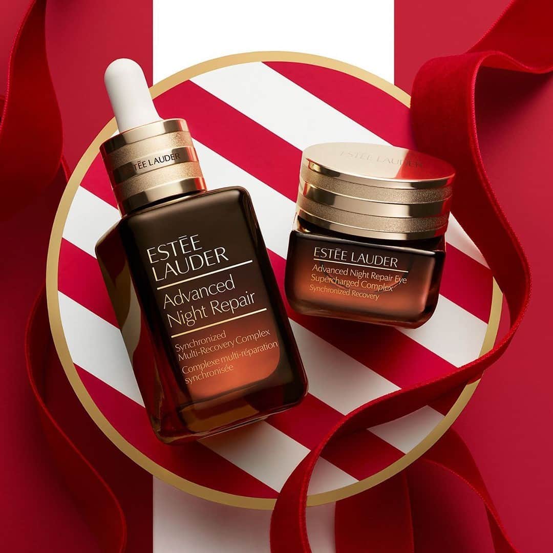 エスティローダーのインスタグラム：「While you decorate your home and light up the 🎄, leave it to us to light up your complexion! ✨ With fast repair, #AdvancedNightRepair face #serum and Eye Supercharged Complex fight dullness and dryness to help tired skin get its #holiday glow back. Give yourself the #gift of gorgeous skin (you deserve it!) — tap to shop. 🎁 #EsteeWishlist #GiftWonderland」