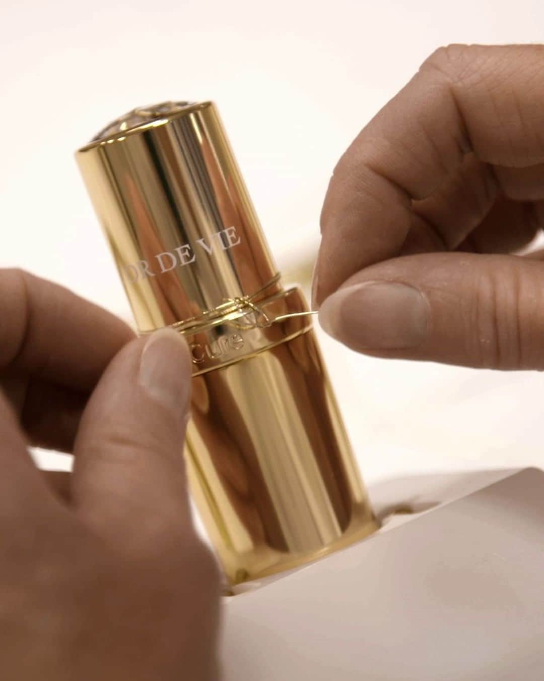 のインスタグラム：「LA CURE L’OR DE VIE, LUXURY CRAFTMANSHIP, TRANSFORMING TIME INTO ETERNITY More than 60 hands create an exceptional ballet that give life to an eternity masterpiece. A precise hand choreography, a timeless savoir-faire, only in the Dior French Ateliers.  2, 266 pieces, handmade and numerated one by one. When ultra-luxury meets ultra-exclusivity. • @diorskincare #diorskincare #lordevie #chateaudyquem」