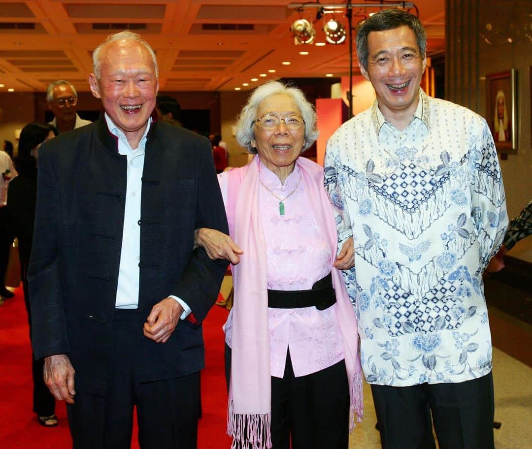 リー・シェンロンのインスタグラム：「Today would have been my mother’s 100th birthday. I wonder what she would have thought of this extraordinary year. She grew up in pre-war colonial Singapore, and lived through much – the Japanese Occupation, the struggle for independence, Merger and Separation, and nearly half a century of nation building and steady progress. I think she would have taken 2020 in her stride.  I reread my eulogy for her funeral service back in October 2010. As she told me: “The older I get, the longer ago the things I remember”. Ten years on, the grief has faded, and Mama is remembered with warm and happy memories by all her loved ones. – LHL  (ST Photo © Singapore Press Holdings Limited. Reproduced with permission)」