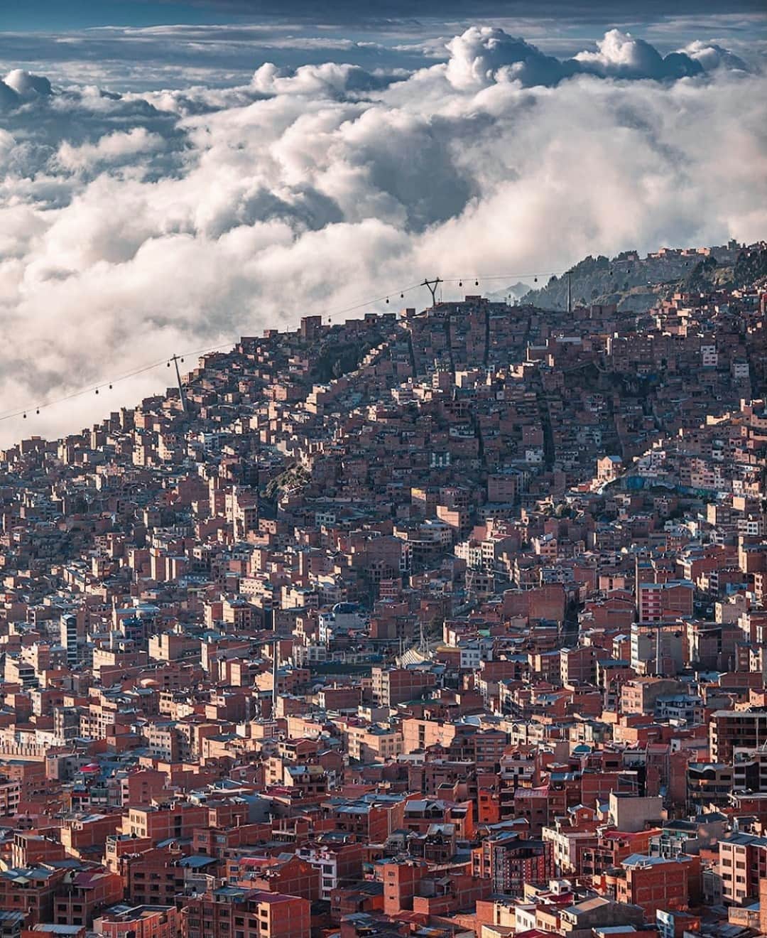 Earth Picsさんのインスタグラム写真 - (Earth PicsInstagram)「La Paz, Bolivia 🇧🇴 The highest capital in the world with some neighborhoods above 4000m! Photo by @karanikolov」12月21日 1時00分 - earthpix