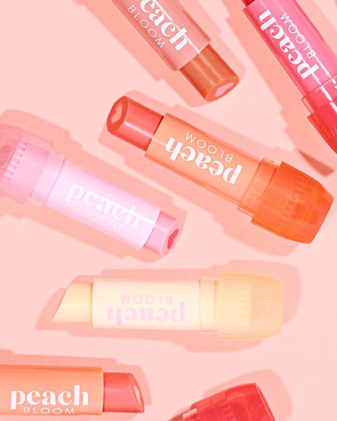 Too Facedのインスタグラム：「Feelin’ cute in PEACH BLOOM! 🥰🥰 Pamper your lips with a buttery lip balm that blossoms based on your unique body chemistry for a custom, kissable flush of color as unique as you! 💖 #toofaced」