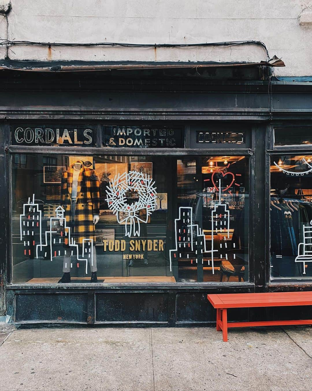 トッドスナイダーさんのインスタグラム写真 - (トッドスナイダーInstagram)「Our Liquor Store holiday decorations by @robwilsonwork ❄️🎄❄️ Rail, hail or shine we are open to help out with any last minute shopping needs in both our Madison and Tribeca Store locations today 🙌 🎁 #ToddSnyder #HolidayShopping #Tribeca」12月21日 1時03分 - toddsnyderny