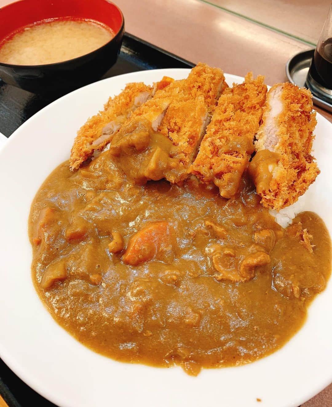 樫原伸彦のインスタグラム：「いや〜、生意気にも忙しいです。 来年の仕込みや制作、現場の数々。  12月に仕事してるってのぁ ありがたいですな〜。  池袋の現場に顔を出す前にメシ。 チェックしてたお店 「ランチハウス ミトヤ」さんにダイブ！  にぎわう店内を見渡すと、 ほとんどの人がチキンカツっぽいものを食べている。  んで、メニューを見たら 「復活 お母さんのカレーライス」と書いてある。  わぁあ！ ママカレーじゃん！！ 実家のカレーは別に美味くなかったけどｗ カレーの中で一番好きなタイプ、ママカレー！！  チキンカツカレーライス◎◎◎ 豚汁付き  税込み 760円 コールスロー 160円  豚カツのカレーは置いてないところが潔い！  チキンカツが、めっちゃサクサクでジューシー。 甘目なカレーは豚と野菜がゴロッと入ってて ピリッと適度にスパイシー。 このカレーはヤバい。大好き！  次回はメンチカレーを食べてみたい。  チキンといえば… 業界は金銭面がキチンとしてないとこが多くて困る。  ま、適当やってるチキンなやつは 遅カレー早カレー滅びると思うけどね。 来年はキチンと整理していく。  チキン、喝！カレー！！  そして、  カツカレーランキング更新！！  私的カツカレーBEST20 1 大門 のもと家 2 芝公園 やぶ砂 3 蒲田 いっぺこっぺ 4 小川町 ポンチ軒 5 蒲田 まるやま食堂 6 池袋 ミトヤ 7 五反田 スワチカ 8 大井町 ハピネス 9 大森 鉄（くろがね） 10 柏 瓢（ひさご） 11 秋葉原 日乃屋 12 池上 燕楽 13 奥沢 ミカド 14 八丁堀 ロダン 15 高円寺 あげもんや 16 神保町 まんてん 17 有楽町 キッチン大正軒 18 浅草 河金 19 虎ノ門 ジーエス 20 品川 きらり  #ダジャレ #チキン #カレー #池袋 #グルメ #食べ歩き #豚汁 #食堂 #レストラン #洋食 #チキンカツ #揚げ物 #ランチハウスミトヤ #カツカレー #ランチ #yummy #delicious #tokyo #japan #ikebukuro #foodie #foodstagram #chicken #lunch #restaurant #ranking #curry」
