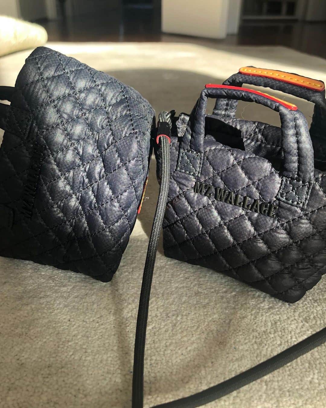 MZウォレスのインスタグラム：「"Tiny but mighty," according to @lucywallaceeustice — our Tiny Metro Tote is big enough for all of your small essentials, so you can go hands-free. Tap to shop.」