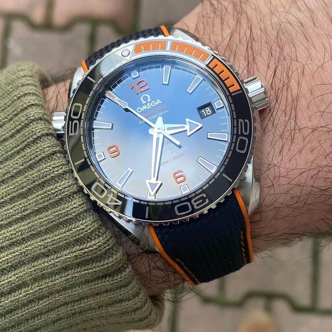 WATCHMANIAのインスタグラム：「Not gonna lie, @omega Planet Ocean dials are |to die for|🔥🔥」