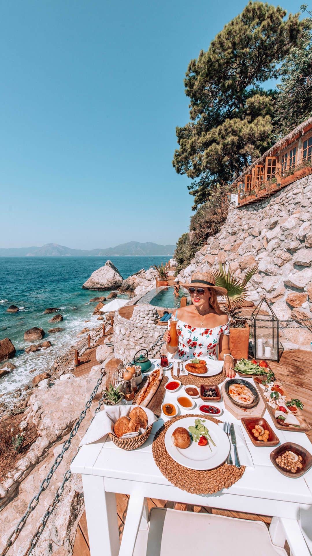 Izkizのインスタグラム：「I found the perfect breakfast spot 🥞 Shot on my @izkizapp 🎥  #travel #turkey #beach」