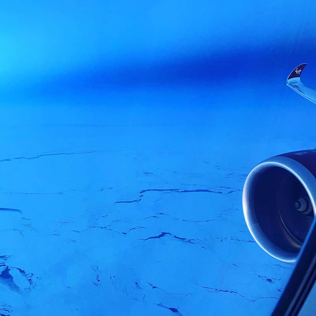 クナル・ネイヤーさんのインスタグラム写真 - (クナル・ネイヤーInstagram)「Back home in LA for the holidays, what a wonderful flight on @virginatlantic this is not a paid ad, truly just had a lovely time on board, at a time when travel is so scary, the crew  went above and beyond to bring passengers home happy, and healthy:) pic: somewhere over the frozen Atlantic.」12月21日 1時08分 - kunalkarmanayyar