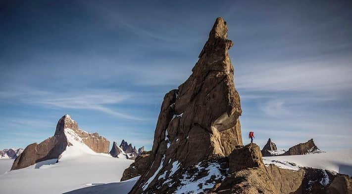 コンラッド・アンカーさんのインスタグラム写真 - (コンラッド・アンカーInstagram)「@sav.cummins - creative climber. Is she a creative (photographer) or a climber? Take a peek @cedarwright s film “The New Kid” on @youtube. Based on a 2017 expedition to Queen Maud Land, Antarctica, join @pfaff_anna @alexhonnold @jimmychin & @pablo_durana as we share the happiness that Sav brings to all of us.   https://youtu.be/5hP_Zsh8Eak  First three images courtesy of @pablo_durana, last one by @jimmychin   @thenorthface」12月21日 1時14分 - conrad_anker