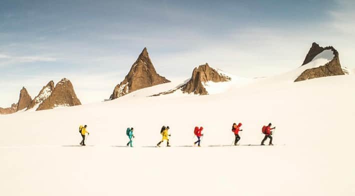 コンラッド・アンカーのインスタグラム：「@sav.cummins - creative climber. Is she a creative (photographer) or a climber? Take a peek @cedarwright s film “The New Kid” on @youtube. Based on a 2017 expedition to Queen Maud Land, Antarctica, join @pfaff_anna @alexhonnold @jimmychin & @pablo_durana as we share the happiness that Sav brings to all of us.   https://youtu.be/5hP_Zsh8Eak  First three images courtesy of @pablo_durana, last one by @jimmychin   @thenorthface」