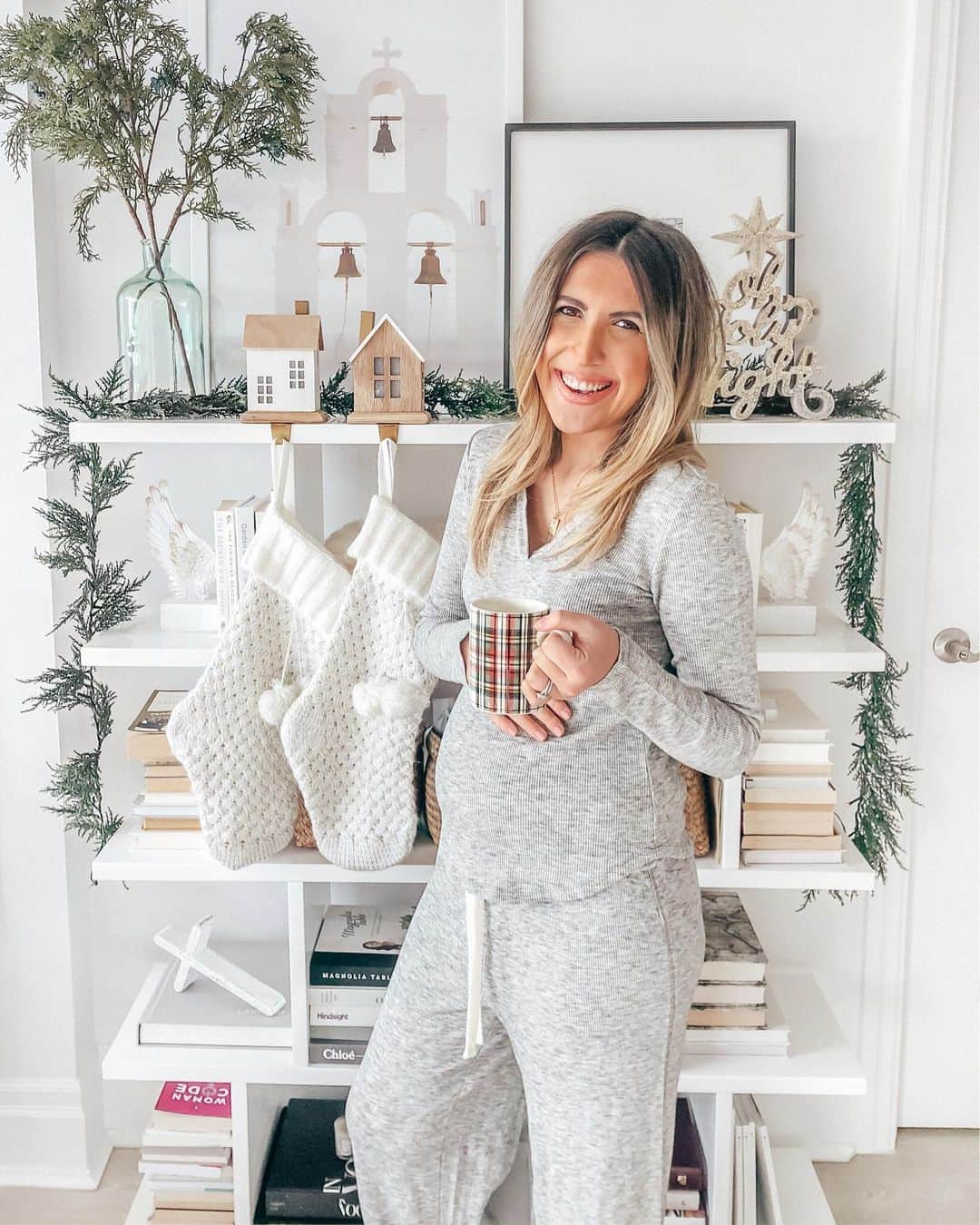 Stephanie Sterjovskiさんのインスタグラム写真 - (Stephanie SterjovskiInstagram)「5 Day Christmas Countdown ❤️🎄 Staying cozy at home in some loungewear (shared the link on my stories) as well as some other lounge sets I’m loving that are maternity friendly  here: http://liketk.it/34ivR @liketoknow.it #liketkit #LTKbump #LTKbaby #LTKhome #jollyabode #babyjolly #dressthejollybump #cjla」12月21日 1時10分 - stephsjolly