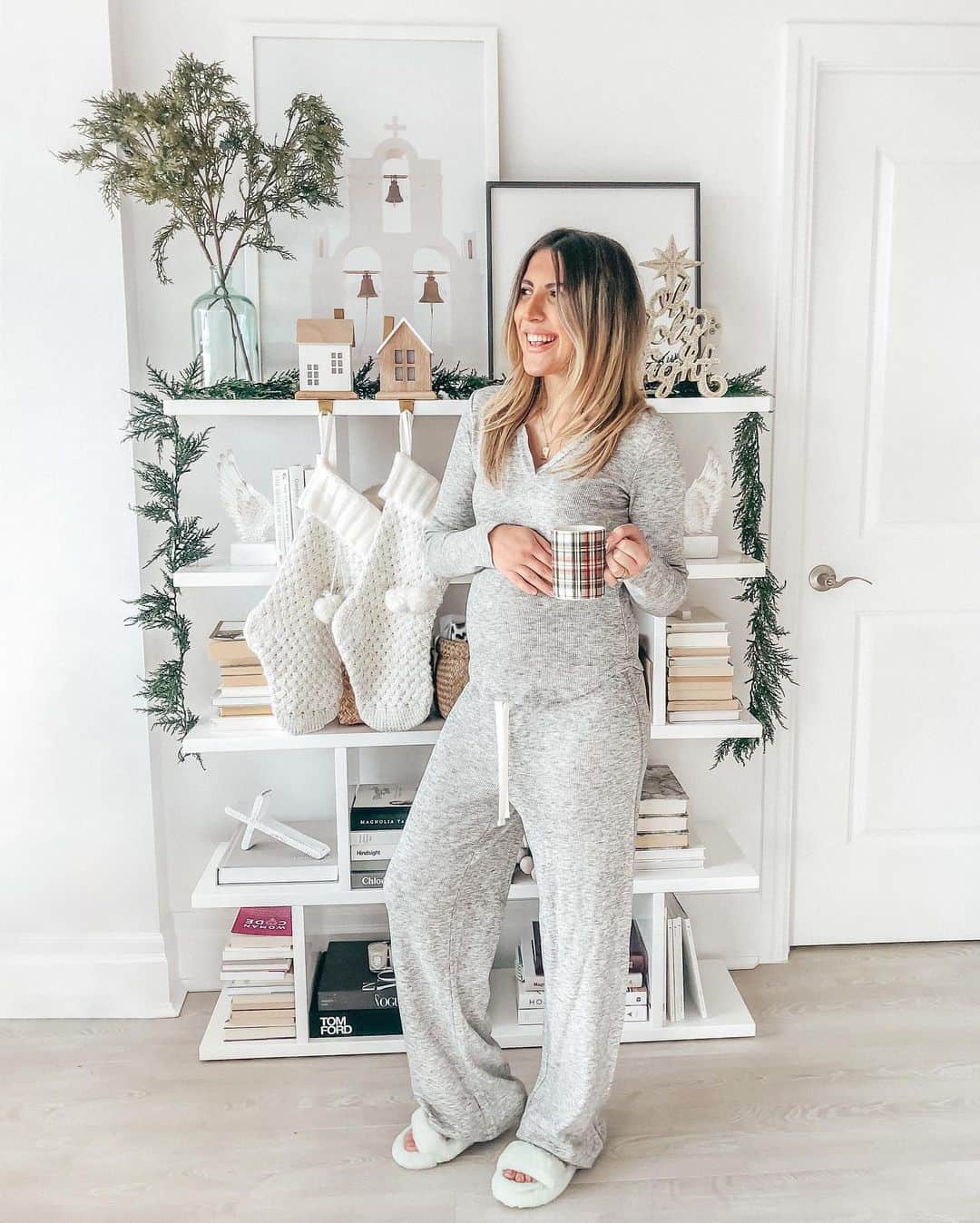 Stephanie Sterjovskiさんのインスタグラム写真 - (Stephanie SterjovskiInstagram)「5 Day Christmas Countdown ❤️🎄 Staying cozy at home in some loungewear (shared the link on my stories) as well as some other lounge sets I’m loving that are maternity friendly  here: http://liketk.it/34ivR @liketoknow.it #liketkit #LTKbump #LTKbaby #LTKhome #jollyabode #babyjolly #dressthejollybump #cjla」12月21日 1時10分 - stephsjolly