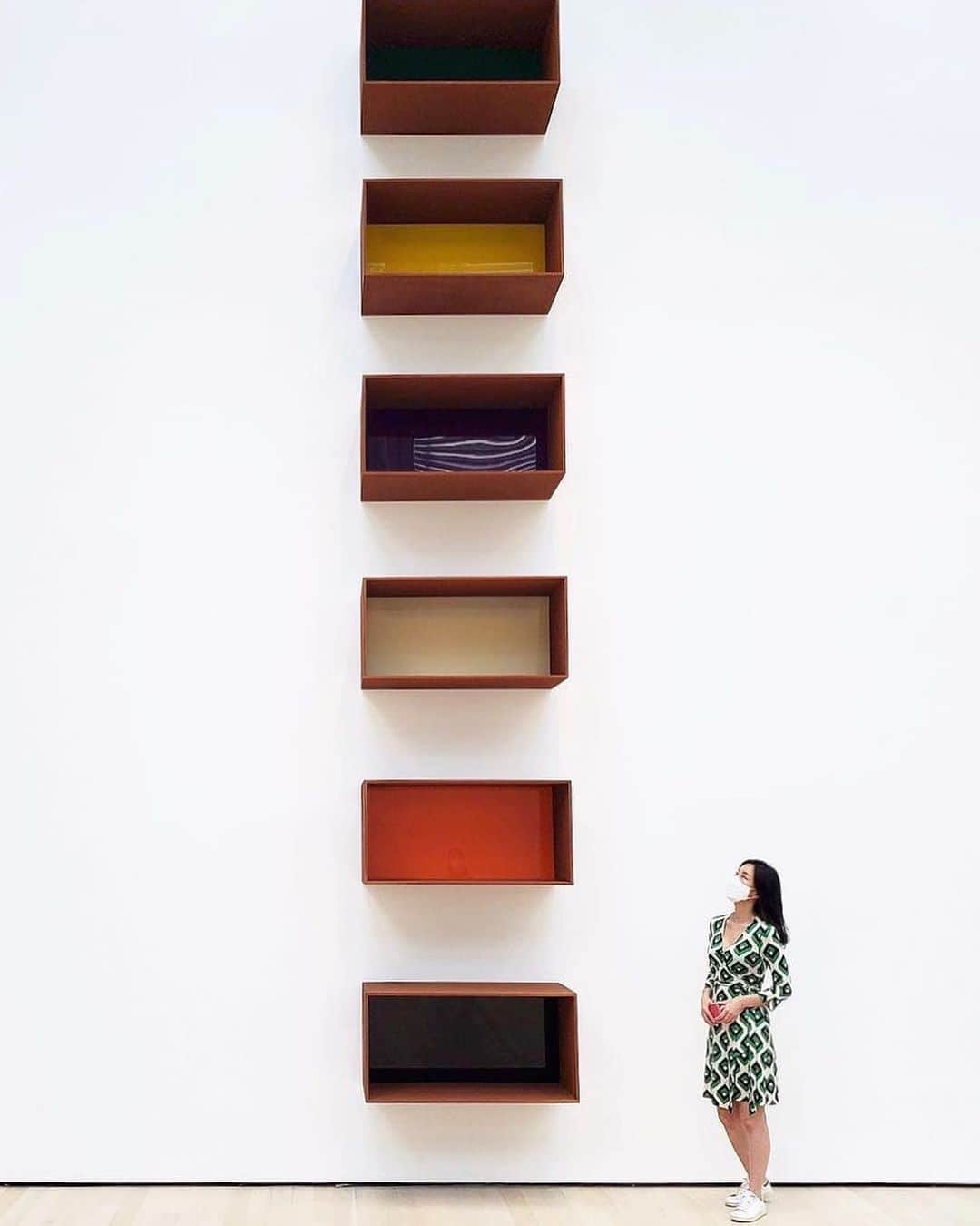 ニューヨーク近代美術館のインスタグラム：「Sometimes it’s good to feel small. 🙇‍♂️  There are only a few weeks left to experience our “magisterial” #DonaldJudd retrospective, one of The New York Times’s Defining Art Moments in 2020. “His sense of color, scale and materials has rarely been so clear,” writes @robertasmithnyt.  Book your tickets today to experience the exhibition before it closes on January 9, 2021, or explore from home in our #MoMAVirtualViews at mo.ma/judd (link in bio).  📸 @julie_artadventure」