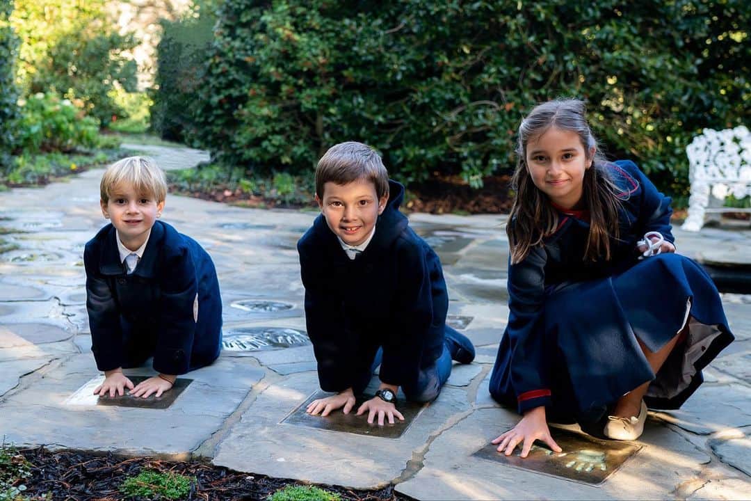 のインスタグラム：「The Children's Garden was a gift from President and Mrs. Johnson to the White House in 1968. The garden features a goldfish pond, an apple tree, tulips and grape hyacinth.  Footprints and handprints of Presidents' children and grandchildren are embedded in the garden's paved pathway. 10 more bronze pavers were added by @FLOTUS, handprints of each of President Trump’s grandchildren. ❤️」