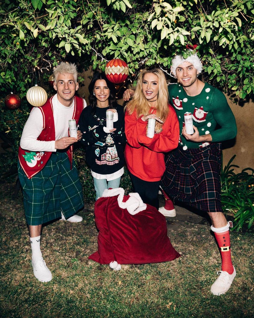 Mark Dohnerさんのインスタグラム写真 - (Mark DohnerInstagram)「when @harrystyles & @grandma pick out your holiday fit 🔥❤️ HAPPY HOLIDAYS FROM US & @drinkbasic 🎅🏼」12月21日 1時21分 - markdohner
