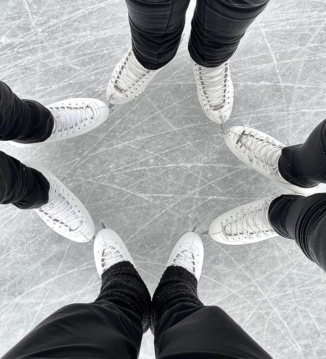 ラウラ・レピストのインスタグラム：「Tulisko tästä luistelubuumitalvi?!🤩⛸❄️💙 Oltiin eilen pitkästä aikaa fiilistelemässä ulkojäillä, ja vaikka talvisia kelejä vielä saakin odotella, niin olipa muuten jää priimassa kunnossa, ruuhkasta ei tietoakaan, ja hei ihan parasta turvaväliulkoilua! Ja kun käännetään lonkerokelit positiiviseksi - eipähän ainakaan jäädy varpaat☝🏼😂🌫 Pk-seudulla on mahtavalla tarjonnalla nyt jääkenttiä auki, joten on varaa valita myös muita kun niitä ruuhkaisimpia suosittuja mestoja. . Olipa hauska myös kuulla stoorien puolella että perustaitojen luistelutreenivinkeille oli ihan huikee kiinnostus. Joten täältä pesee vinkkejä siihen mitä siellä jäällä vois oikein tehdä, kun pääsen seuraavan kerran vetämään luistimet jalkaan!🙌🏼 . Vinkkivitosena vielä: Pk-seudulla saat laadukkaita taitoluistinmerkkien alemman hintaluokan luistimia ja hyväkuntoisia käytettyjä luistimia esim. @luckyskateofficial tai @skateshophelsinki . Jätä ”Susanit” suosiolla urheilukaupan tai marketin hyllylle, niillä tyssäät luikkailuinnon seinään.🙊 . Tägäilkää kun laitatte fiilisstooreja jäiltä, laitetaan luikkailun ilosanomaa leviämään!🙌🏼💙 . . . . . . #luistelubuumi #luistelutalvi #luistelu #ulkoluistelu #skating #iceskating #pondskating #luckyskate #skateshop」