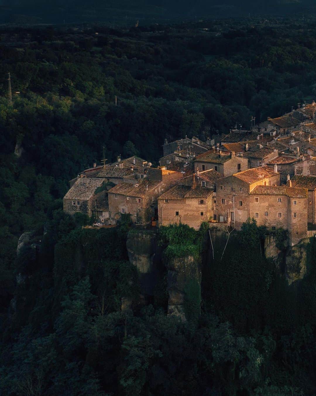 Simone Bramanteさんのインスタグラム写真 - (Simone BramanteInstagram)「{ Gently Shaped } • A selection from my recent production in Northern and Central Italy, focused here in a route between Viterbo and Siena.  Photo 1  Calcata (3rd time in town in a year!) Photo 2  Vitorchiano (at sunset and 1st time here) Photo 3 & 4  Siena (a very special empty square at dawn)  On this trip I talked about the excellence of our territory in a story produced together with @whatitalyis and a partner synonymous with class and elegance @millemigliaofficial   #🇮🇹 #whatitalyis #millemiglia2020」12月21日 1時21分 - brahmino