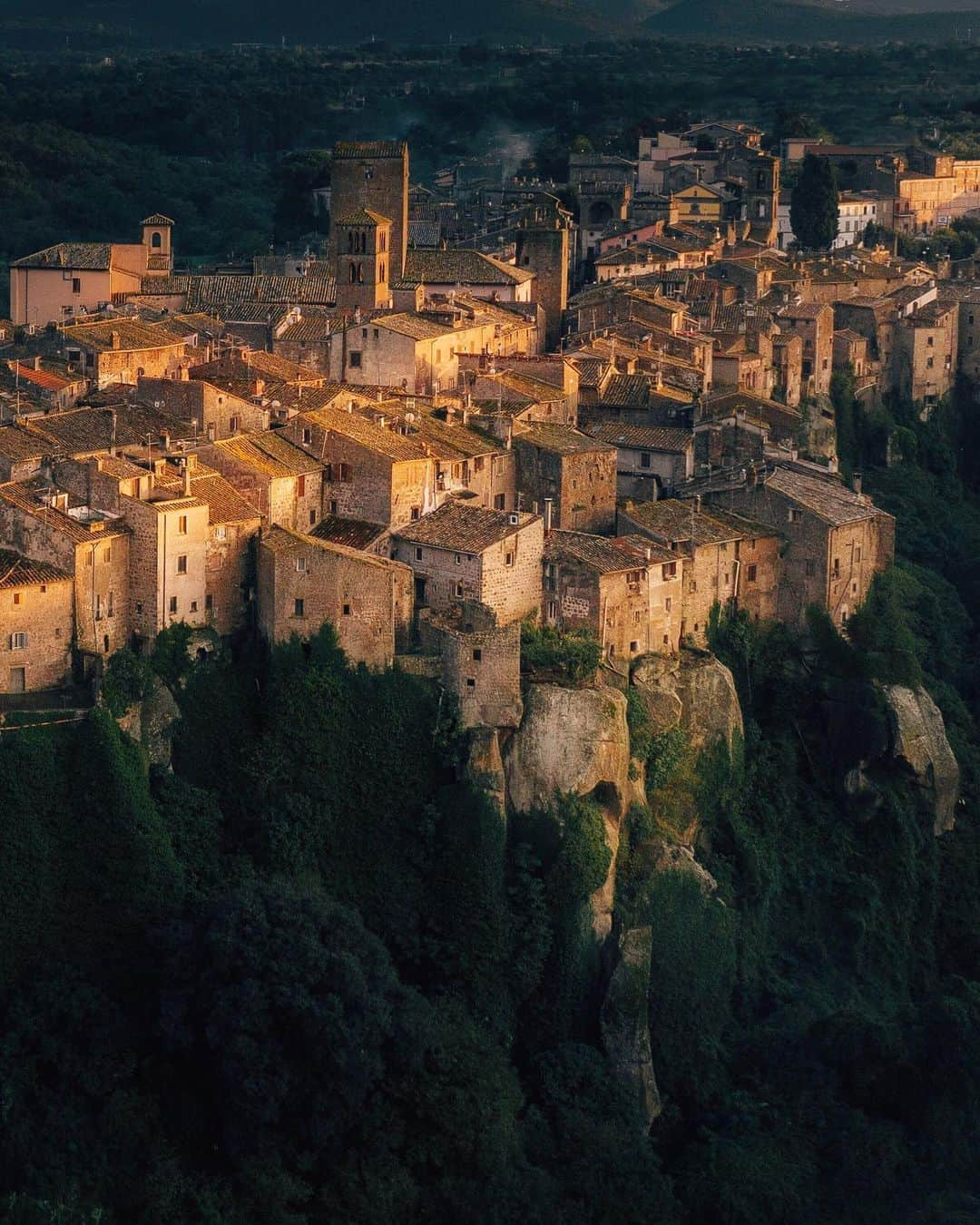 Simone Bramanteさんのインスタグラム写真 - (Simone BramanteInstagram)「{ Gently Shaped } • A selection from my recent production in Northern and Central Italy, focused here in a route between Viterbo and Siena.  Photo 1  Calcata (3rd time in town in a year!) Photo 2  Vitorchiano (at sunset and 1st time here) Photo 3 & 4  Siena (a very special empty square at dawn)  On this trip I talked about the excellence of our territory in a story produced together with @whatitalyis and a partner synonymous with class and elegance @millemigliaofficial   #🇮🇹 #whatitalyis #millemiglia2020」12月21日 1時21分 - brahmino