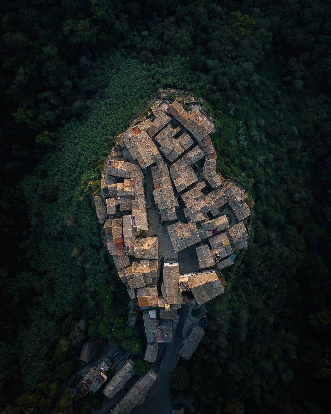 Simone Bramanteさんのインスタグラム写真 - (Simone BramanteInstagram)「{ Gently Shaped } • A selection from my recent production in Northern and Central Italy, focused here in a route between Viterbo and Siena.  Photo 1  Calcata (3rd time in town in a year!) Photo 2  Vitorchiano (at sunset and 1st time here) Photo 3 & 4  Siena (a very special empty square at dawn)  On this trip I talked about the excellence of our territory in a story produced together with @whatitalyis and a partner synonymous with class and elegance @millemigliaofficial   #🇮🇹 #whatitalyis #millemiglia2020」12月21日 1時21分 - brahmino