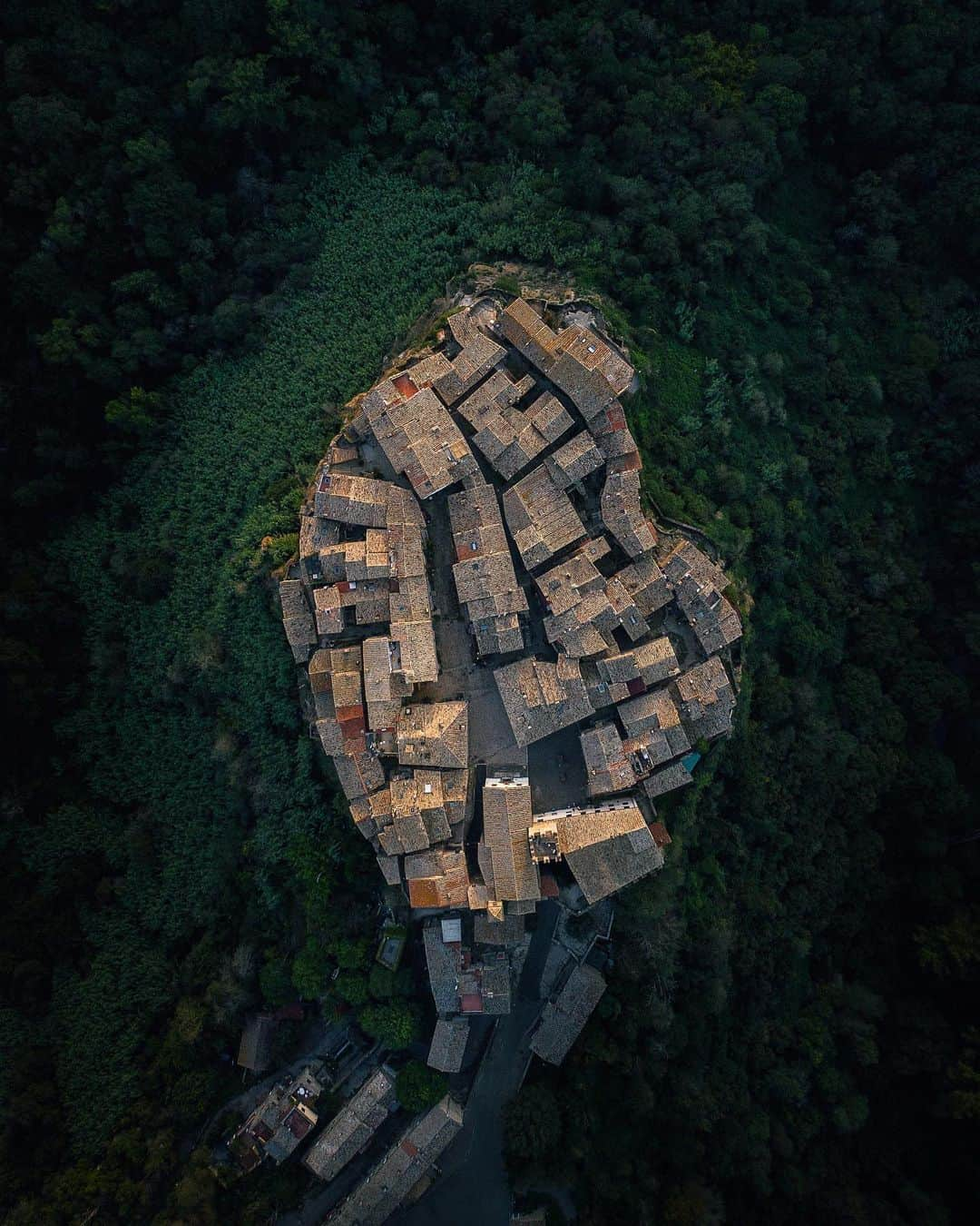 Simone Bramanteのインスタグラム：「{ Gently Shaped } • A selection from my recent production in Northern and Central Italy, focused here in a route between Viterbo and Siena.  Photo 1  Calcata (3rd time in town in a year!) Photo 2  Vitorchiano (at sunset and 1st time here) Photo 3 & 4  Siena (a very special empty square at dawn)  On this trip I talked about the excellence of our territory in a story produced together with @whatitalyis and a partner synonymous with class and elegance @millemigliaofficial   #🇮🇹 #whatitalyis #millemiglia2020」