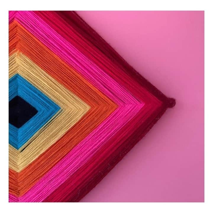 マッタのインスタグラム：「Weaving prayers of devotion for this Ojo de Dios, while thinking of all the people and things we love 💗  Happy Sunday✨」