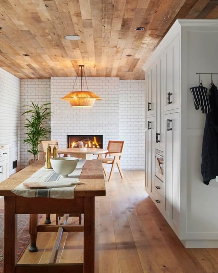 のインスタグラム：「Getting cozy by the 🔥. I never thought how nice it is to have a fireplace in your kitchen. We use it morning and night especially since it’s the coldest around that time. Old homes with new charm ❤️」