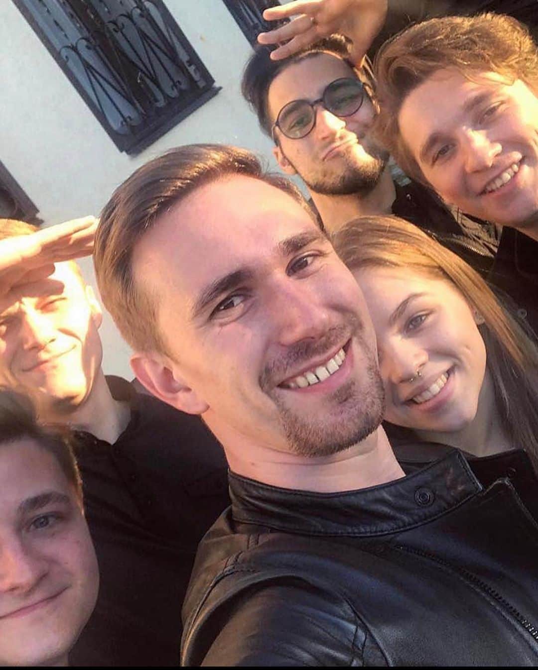 イヴァン・リギーニさんのインスタグラム写真 - (イヴァン・リギーニInstagram)「Есть ли дружба в профессиональном спорте?🤔 ⠀ Как всегда - все зависит от людей. Есть много страшных историй о стёклах в коньках и об испорченных костюмах перед выходом. Но меня это обошло стороной. Я рад, что рядом есть люди, которых я могу назвать друзьями, с кем мы соревновались. Не важно, кто выиграл или проиграл - соперники только на льду, но не за его пределами. ⠀ Главное не завидовать, а наоборот вдохновляться результатами друг друга и находить то, чему вы можете научится💪🏻 И это правило работает не только в спорте, а и во всех областях жизни. Вдохновляться, а не завидовать🙌🏻 ⠀ Я очень рад, что фигурное катание подарило мне столько крутых ребят, с которыми мы можем встречаться в любой точке мира и чувствовать себя как дома 🌍  This is love❤️」12月21日 1時48分 - ivanrighini
